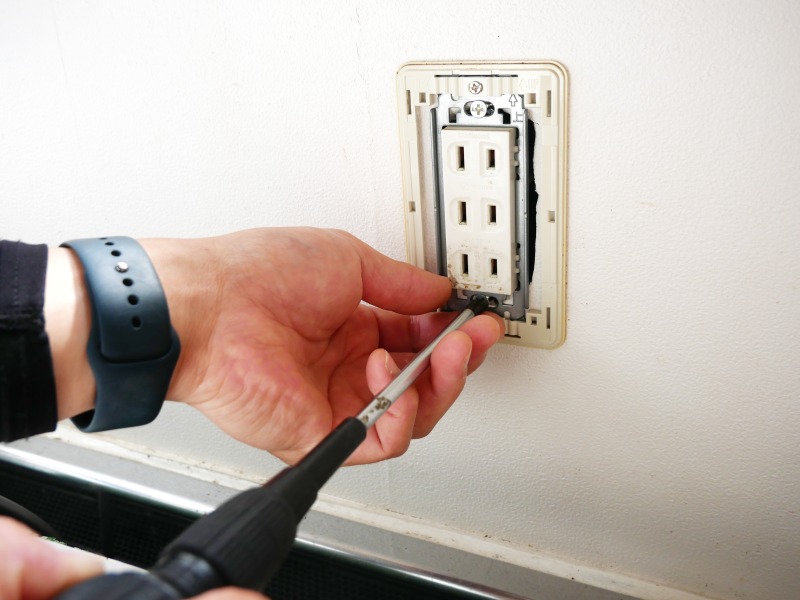 電球を取り換える作業