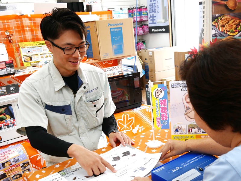 補聴器の相談を受けるスタッフ